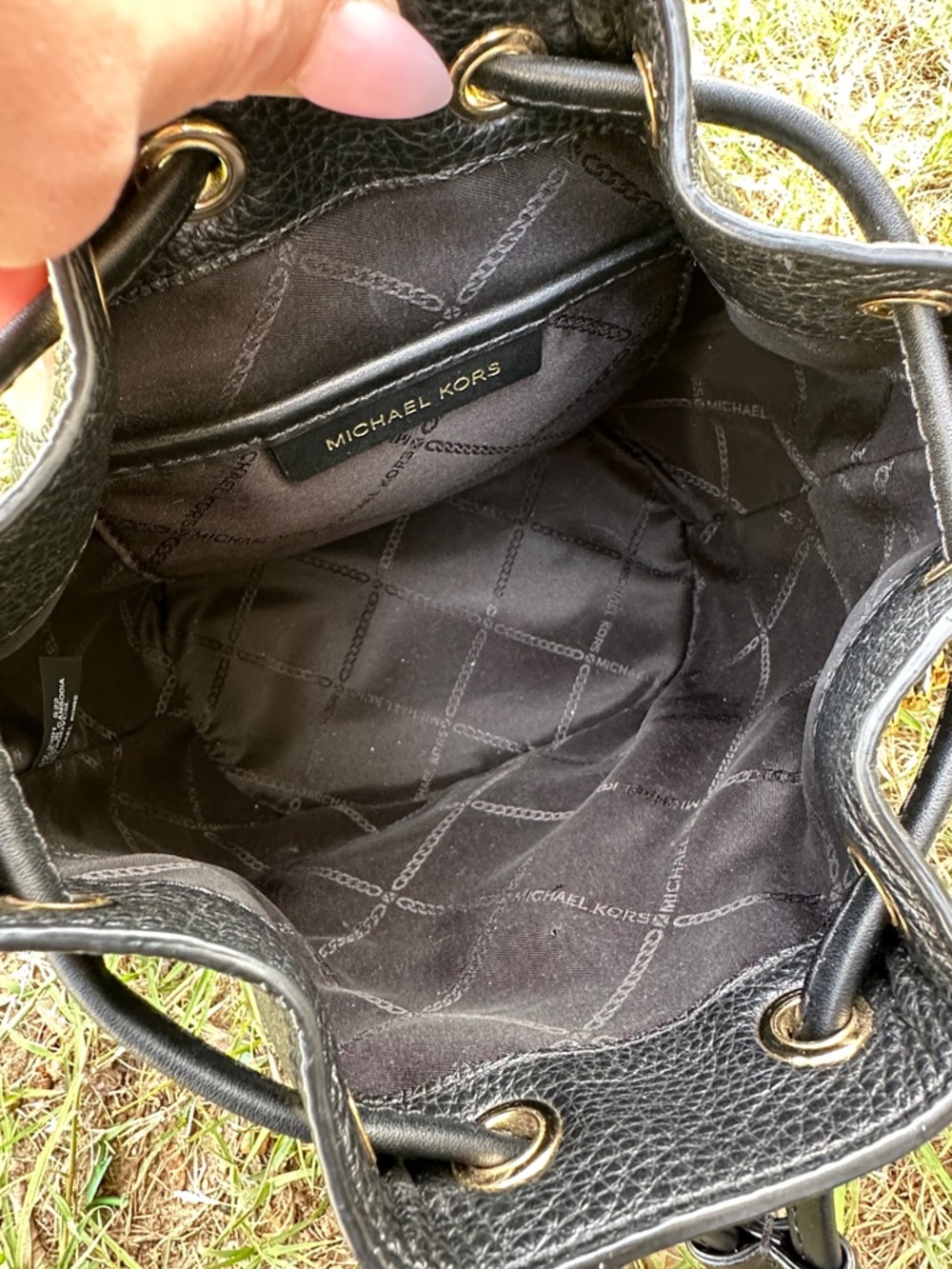 Michael Kors Devon Medium Bucket Bag in black pebbled leather black - Picture 9 of 15
